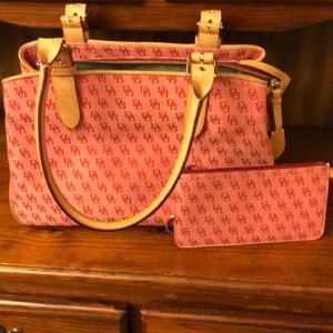 👩‍🦰 Dooney&bourke bag with wristlet